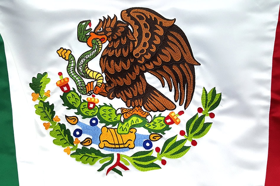 Bandera de México bordada hilo de colores