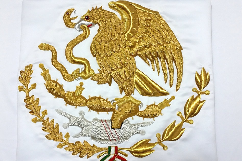 Bandera de México bordada hilo dorado